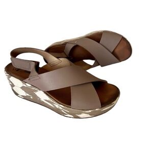 WEEKEND SALE ‼️🎈‼️CLARKS COLLECTION SOFT CUSHION WEGDE SANDALS SIZE 9W